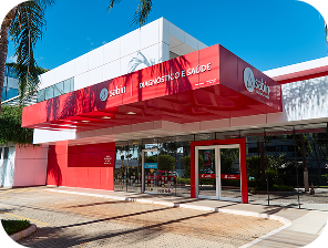 Fachada de unidade de saúde com entrada principal e área externa