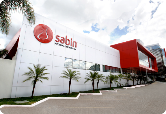 Fachada de unidade de saúde com arquitetura moderna