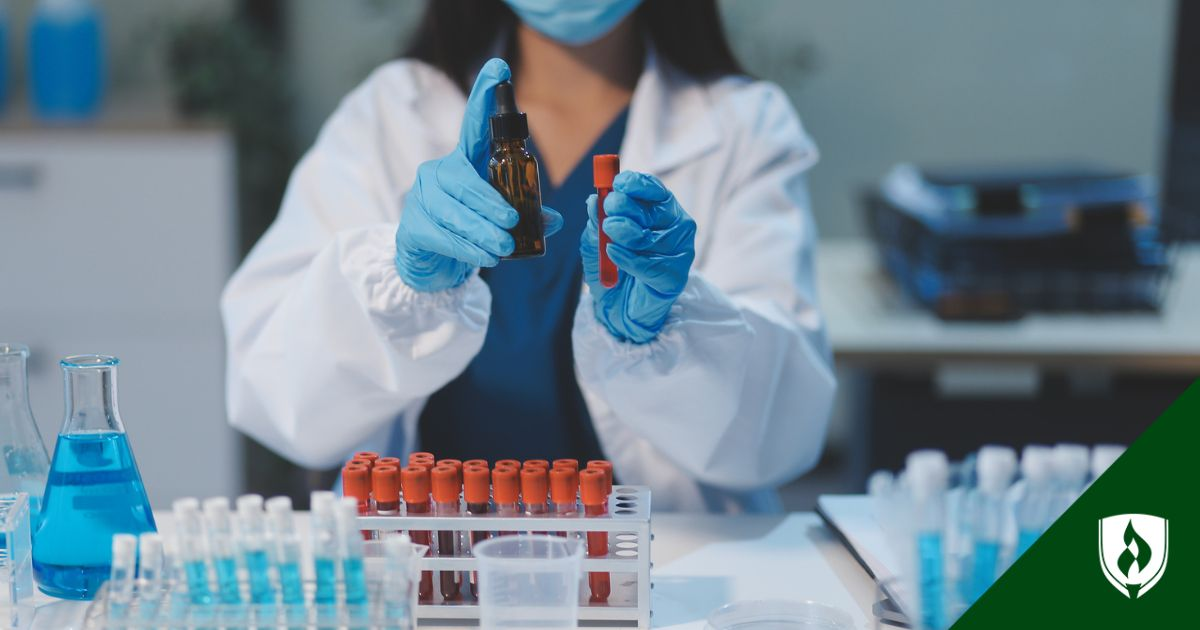 Profissional segurando amostras laboratoriais